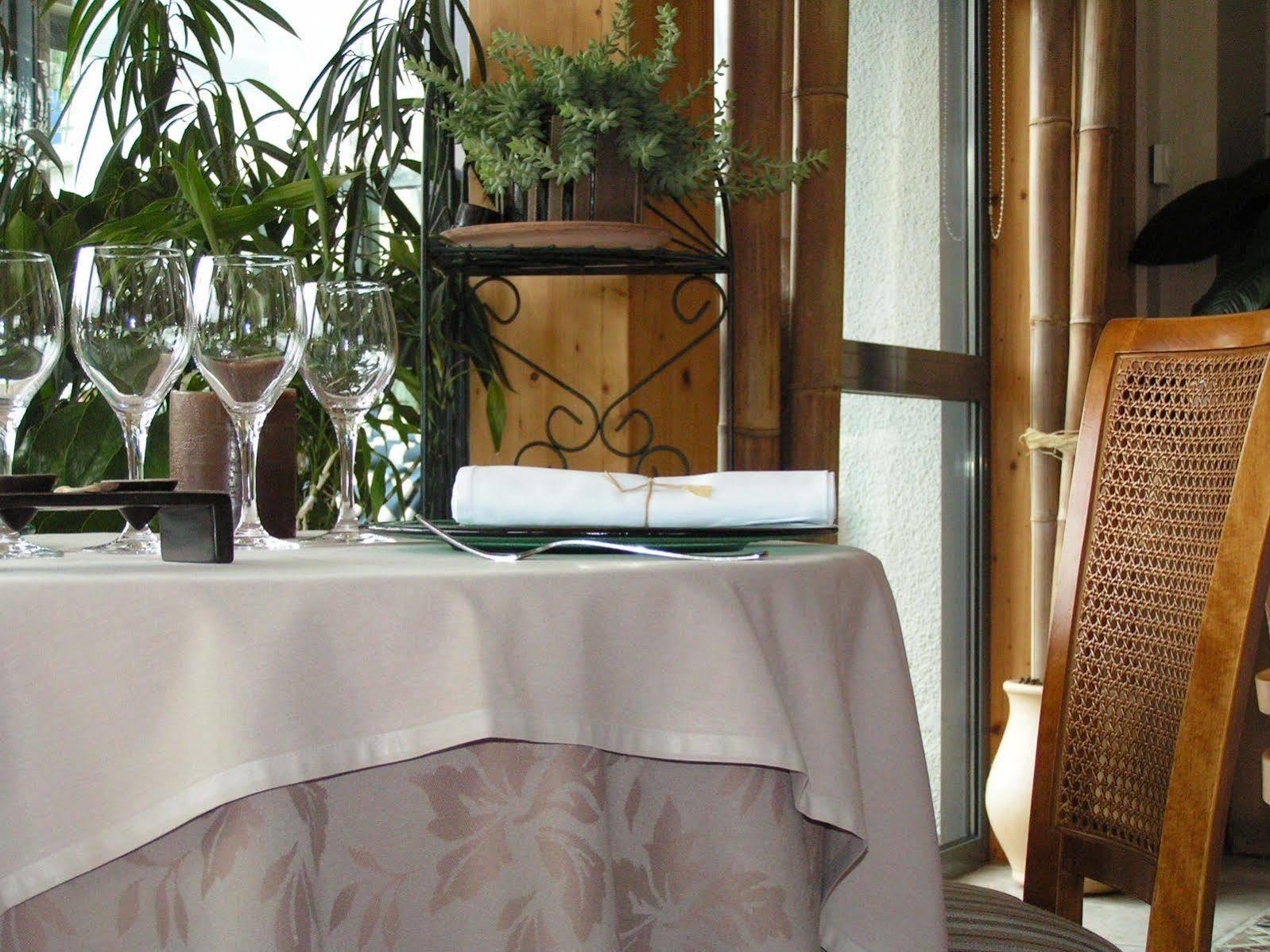 Logis Hotel Les Sapins Le Menil Luaran gambar
