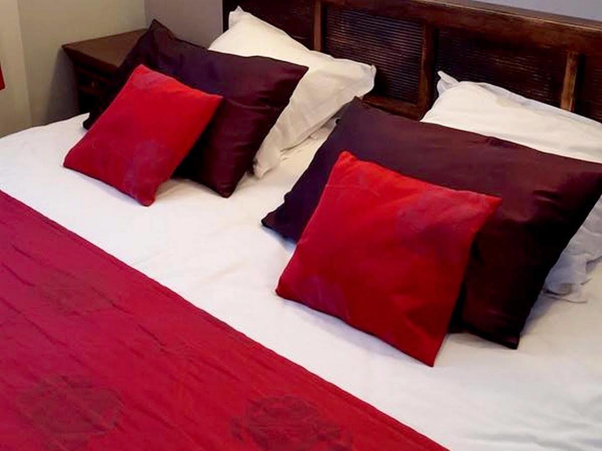 Logis Hotel Les Sapins Le Menil Luaran gambar
